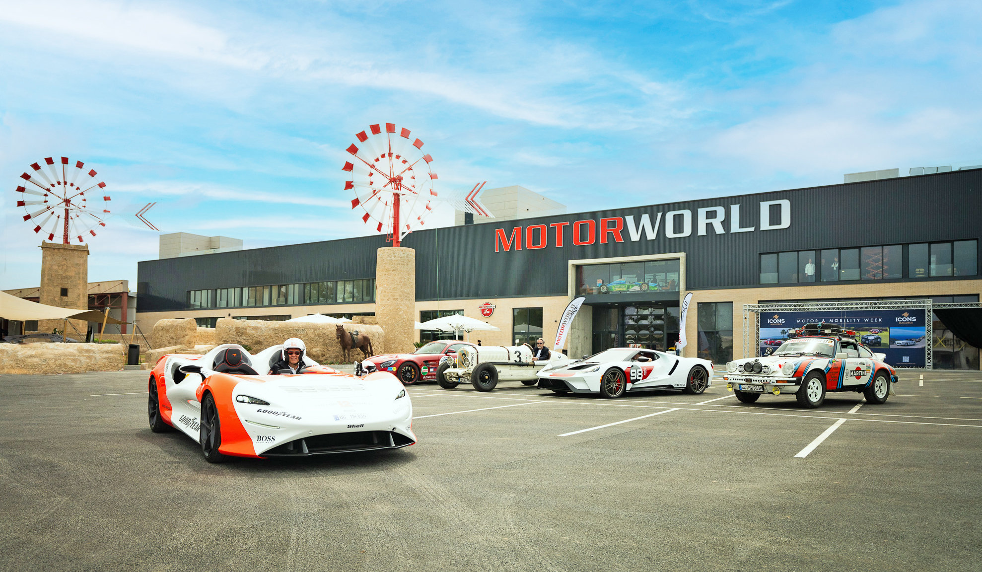 Sportwagen vor der Motorworld Mallorca